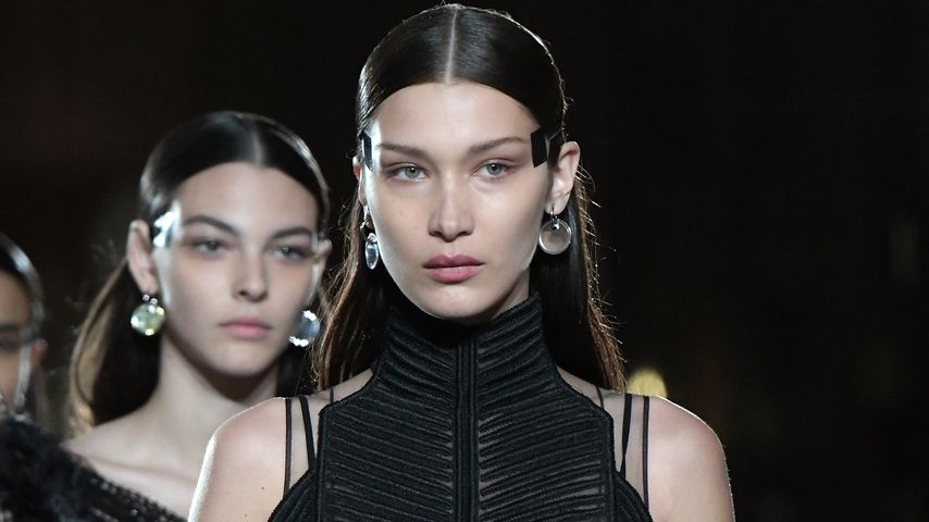 Na hoppla! Bella Hadid reißt es in Paris von den Beinen