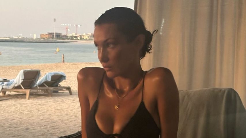 Bella Hadid am Strand in Dubai, Instagram, 2024