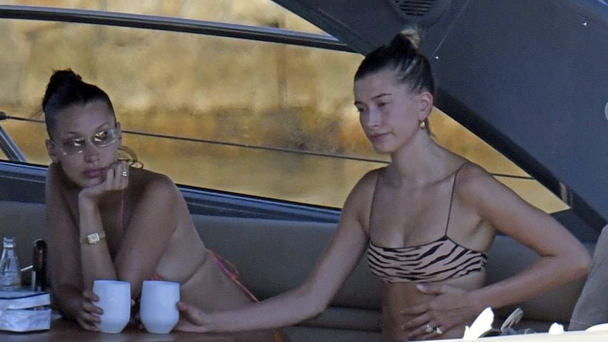 Miese Laune? Hailey Bieber und BFF Bella grimmig im Urlaub