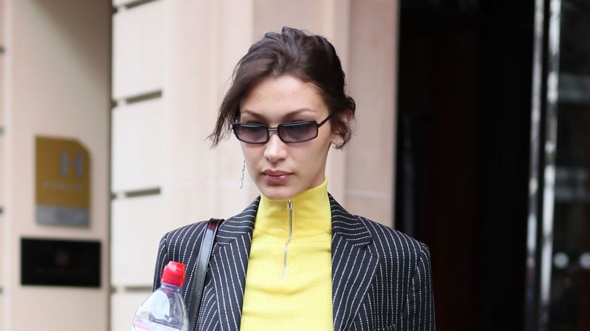 Bella Hadid vor einem Hotel in Paris