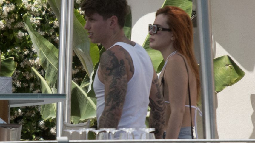 Ganz relaxt: Bella Thorne und Verlobter machen Urlaub am See