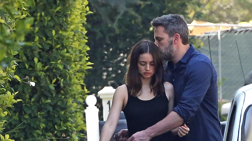 Ben Affleck mit seiner Freundin Ana de Armas und den Hunden im April 2020