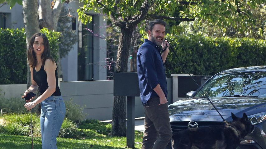 Ben Affleck mit seiner Freundin Ana de Armas und den Hunden im April 2020