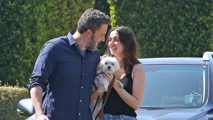 Ben Affleck mit seiner Freundin Ana de Armas und den Hunden im April 2020