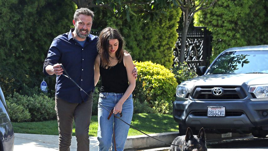 Ben Affleck mit seiner Freundin Ana de Armas und den Hunden im April 2020