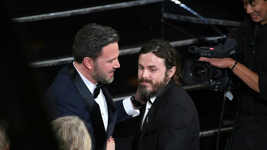 Ben Affleck gratuliert Casey Affleck bei den 89. Oscars in Hollywood.