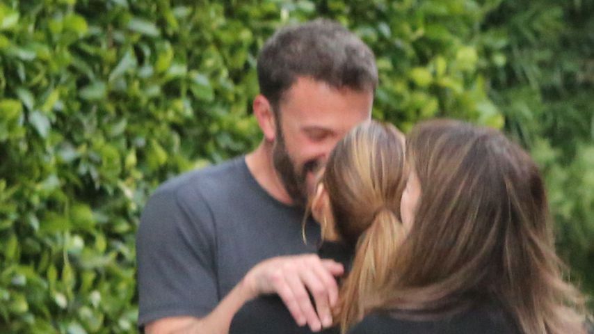 Süß! Hier busseln J.Lo und Ben Affleck vor seinem Haus
