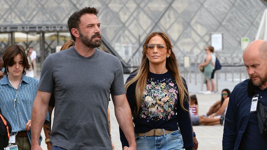 Ben Affleck und Jennifer Lopez im Juli 2022 vor dem Louvre