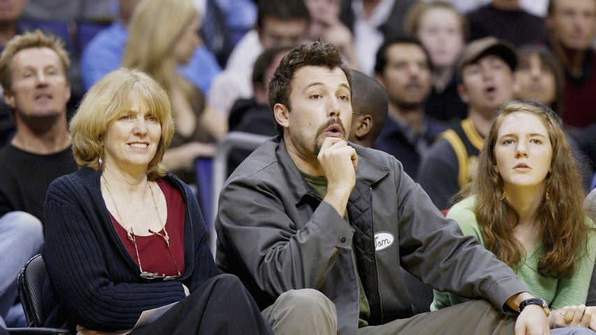 Ben Affleck und seine Mutter Chris beim Lakers-Spiel gegen die Trail Blazers im Staples Center, Februar 2004