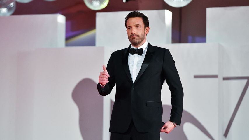 Nanu? Hier serviert Ben Affleck Kaffee in einem Donut-Laden