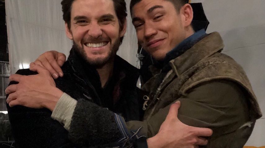 Ben Barnes und Archie Renaux am Set von "Shadow and Bone"