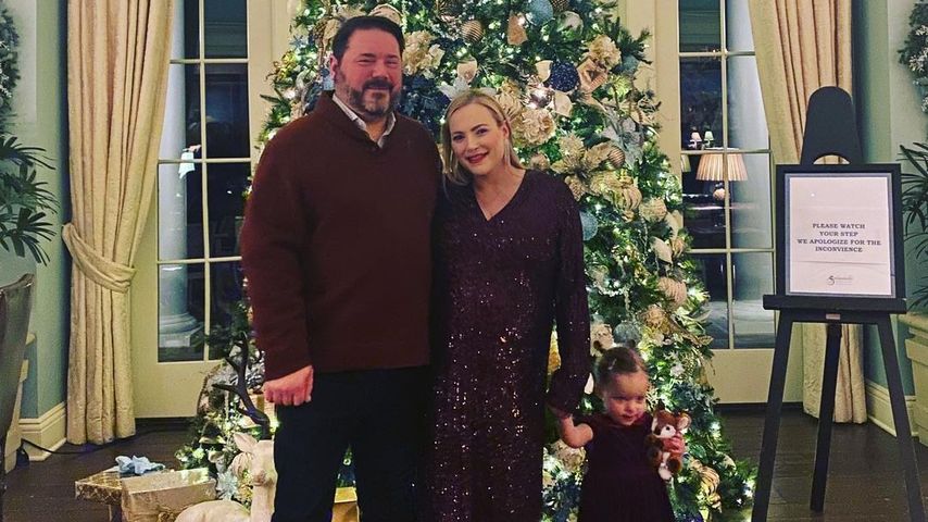 Ben Domenech und Meghan McCain mit Tochter Liberty vor Weihnachtsbaum
