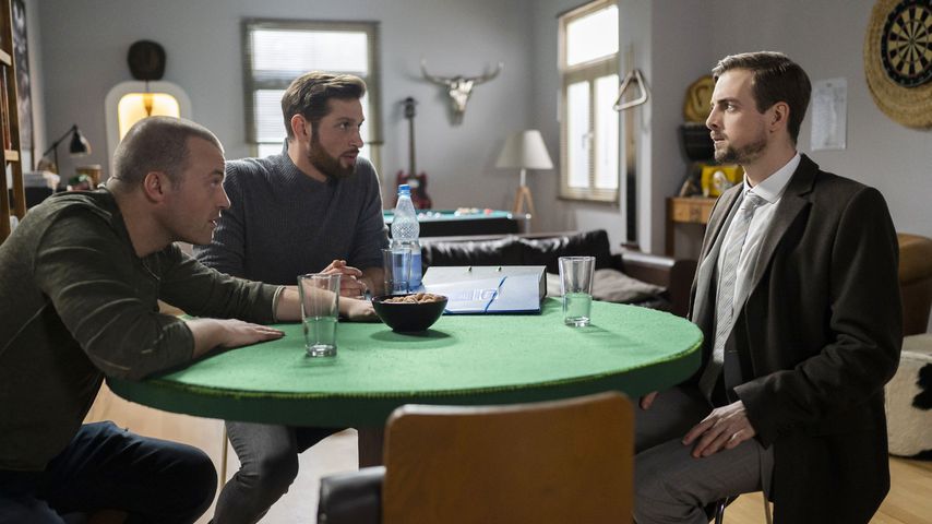 Ben (Jörg Rohde), Deniz (Igor Dolgatschew) und Michael Jahnke (Pablo Konrad) bei AWZ