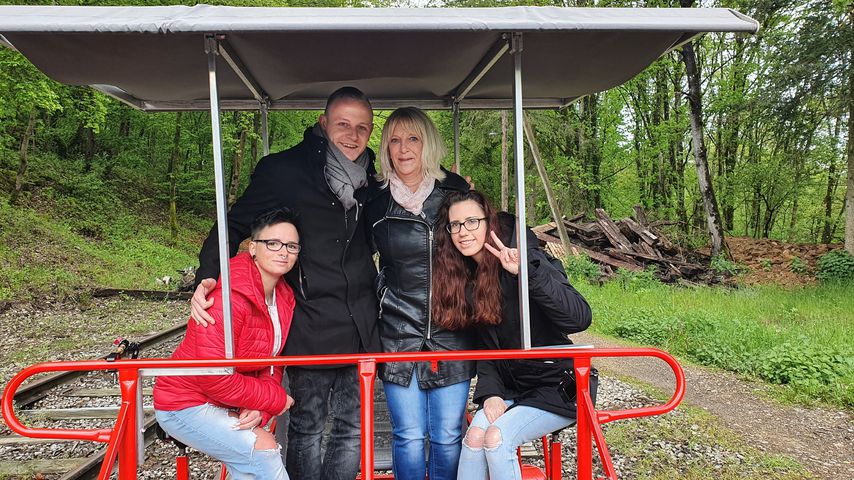 Ben mit seiner Mutter Mireille und seinen Bewerberinnen Katharina und Kimberly