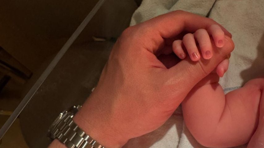 Ben Savage hält die Hand seines Babys