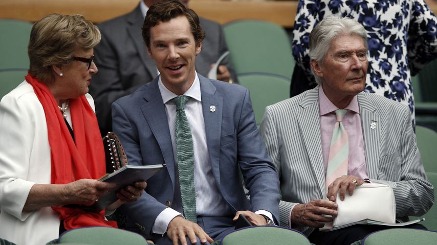 Benedict Cumberbatch und sein Vater Timothy Carlton verfolgen das Wimbledon-Finale 2015 zwischen Novak Djokovic und Roger Federer