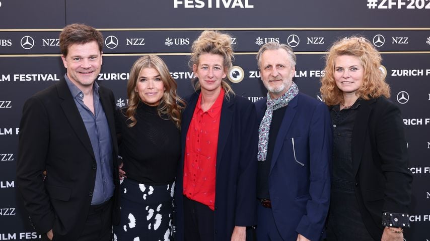 Benjamin Herrmann, Anke Engelke, Neele Leana Vollmar, Robert Marciniak und Reta Guetg beim "Zürich Film Festival" 2025