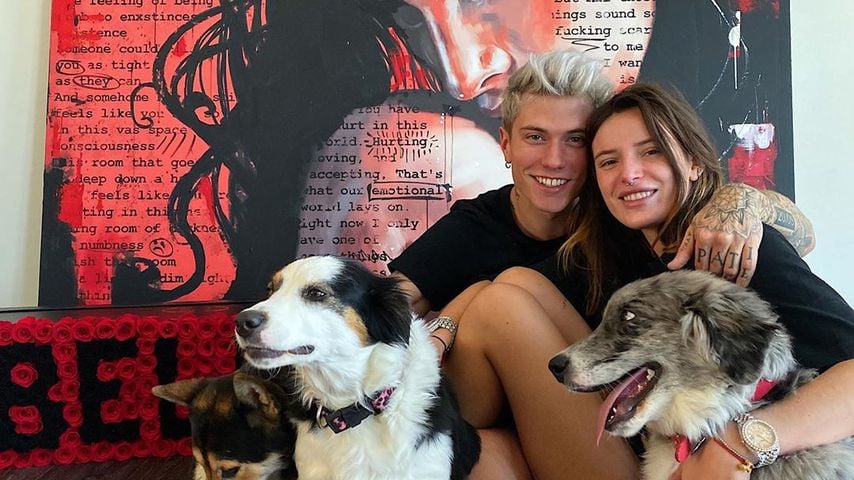 Benjamin Mascolo und Bella Thorne mit drei Hunden, 2019