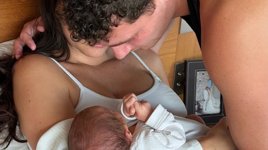Benjamin Pavard und seine Ehefrau Kleofina Pnishi mit ihrem Baby Lena Rose Pavard
