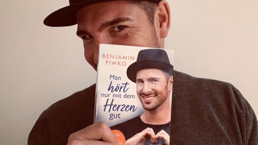 Benjamin Piwko mit seinem Buch "Man hört nur mit dem Herzen gut"
