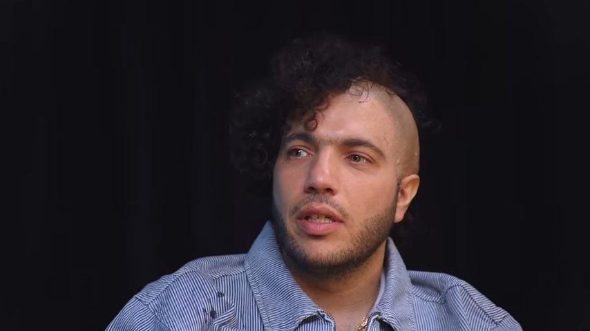 Kahle Kopfhälfte: Benny Blanco überrascht mit wilder Frisur