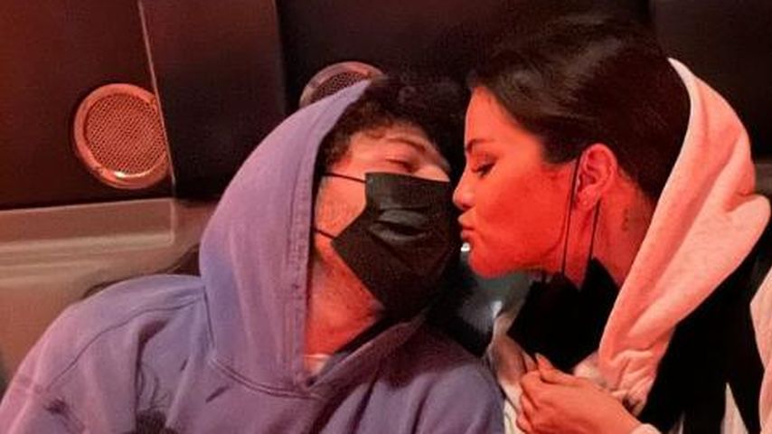 Benny Blanco und Selena Gomez turteln verliebt im Disneyland