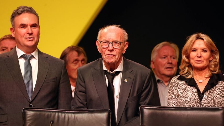 Bernd Möllmann, Wolfgang Paul und Silke Seidel singen bei der BVB-Mitgliederversammlung das Vereinslied