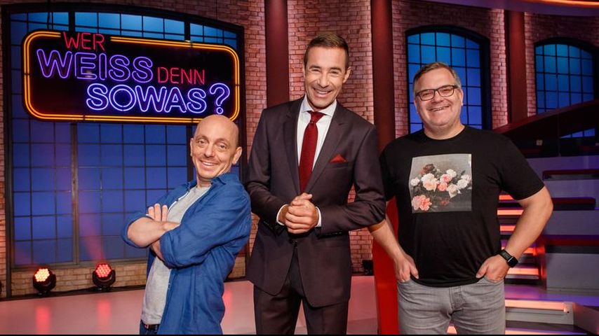 Bernhard Hoëcker, Kai Pflaume und Elton in "Wer weiß denn sowas?"