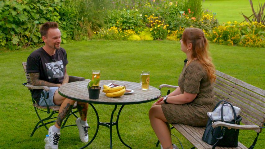 "Besonders verliebt"-Kandidat Dennis bei seinem Date mit Verena