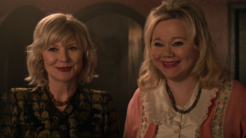 Beth Broderick als Zelda und Caroline Rhea als Hilda in "Chilling Adventures of Sabrina"
