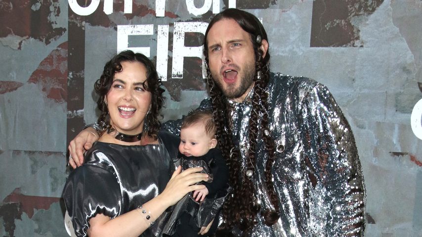 Nico Tortorella im Partnerlook mit Baby auf dem Red Carpet
