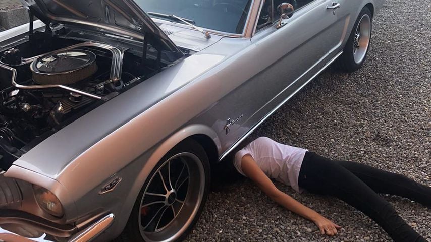 Betty Taube mit ihrem Mustang