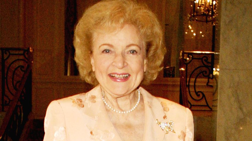 Betty White bei der Celebrity Fashion Show and Auction in Beverly Hills, 2001