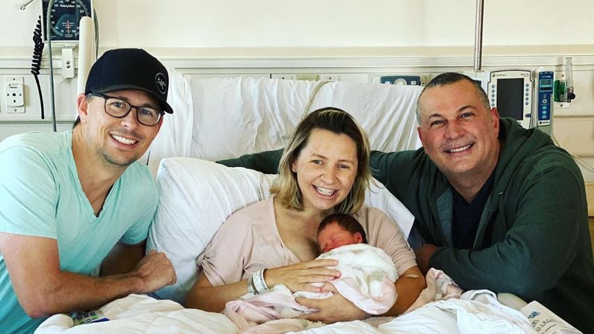 Beverley Mitchell (mitte) mit ihrem Mann Michael Cameron, Tochter Mayzel und ihrem Arzt