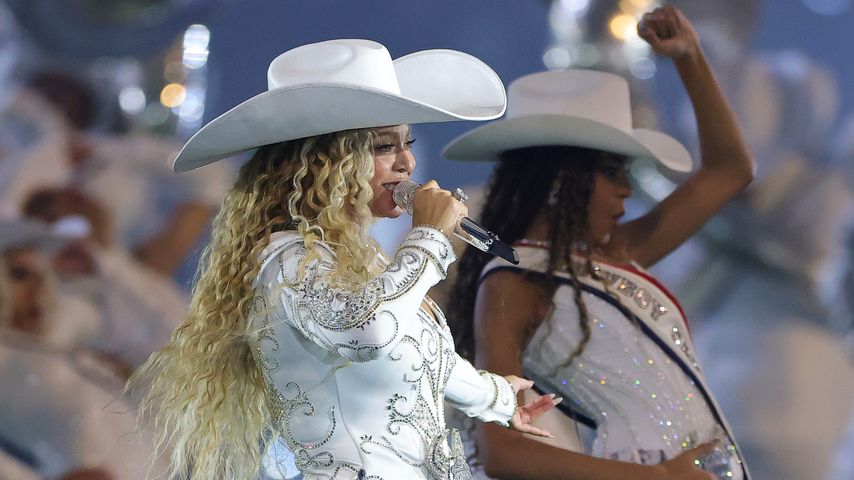 Beyonce und Blue Ivy während der NFL-Halbzeitshow in Texas, 2024