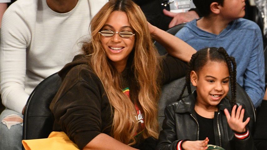 Beyoncé und ihre Tochter Blue Ivy Carter bei einem Basketballspiel 2018