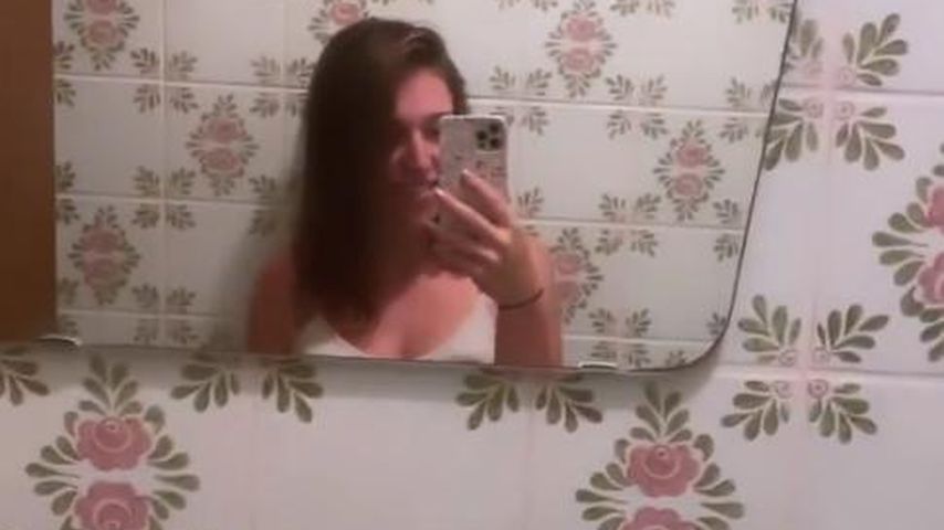 Bibi Claßen im Badezimmer ihrer Großeltern
