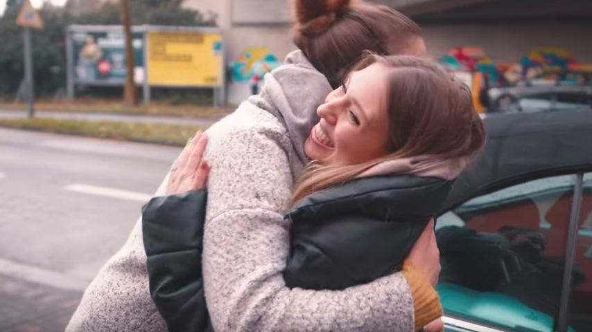 Bibi Claßen schenkt einer fremden Frau ein Auto