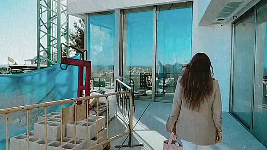 Bibi Claßen vor ihrem Ferienhaus in Spanien