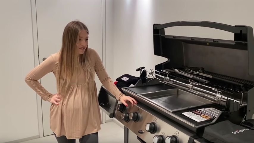 Bibi Claßen vor ihrem neuen Grill