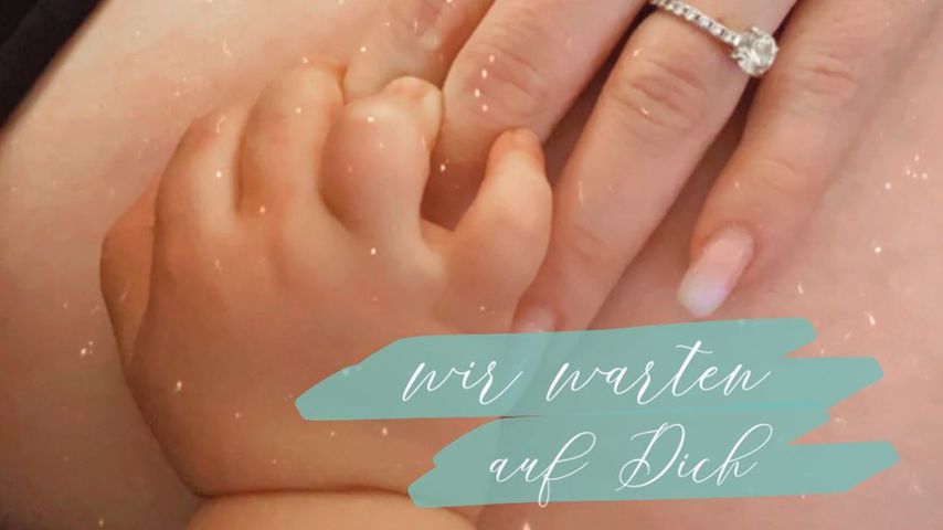 Bibi Claßens Hand und die von Söhnchen Lio auf ihrem Babybauch, März 2020