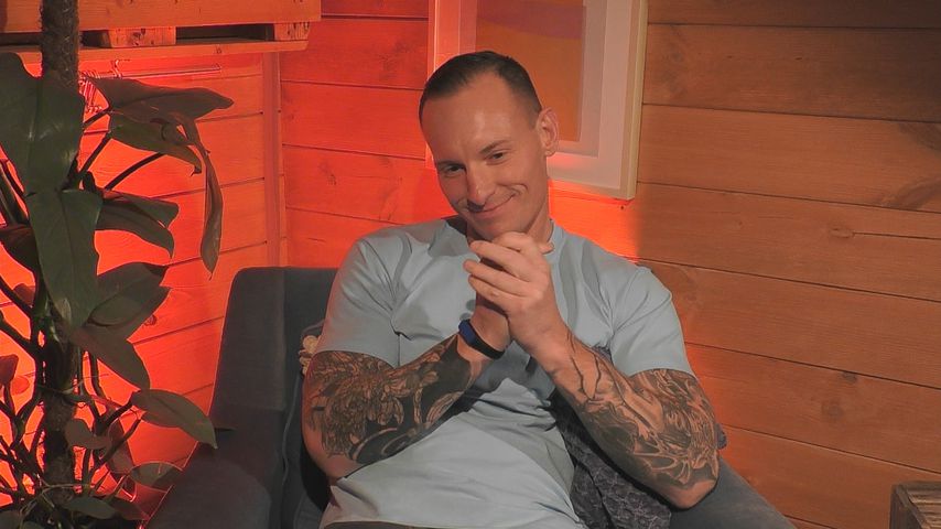"Big Brother"-Kandidat Denny mit seinem Tracker-Armband
