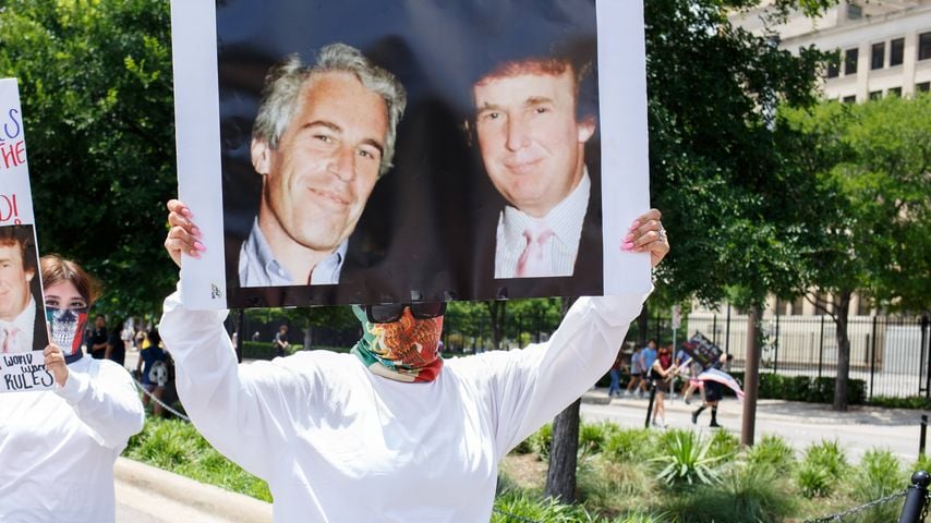 Demonstranten mit Plakat von Donald Trump und Jeffrey Epstein