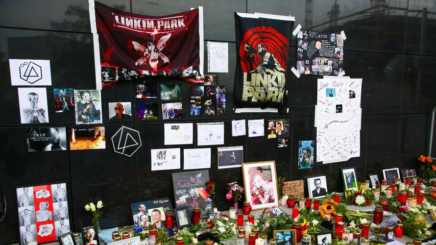 Gedenkfeier für Linkin Park-Frontmann Chester Bennington an der Mercedes Benz Arena in Berlin