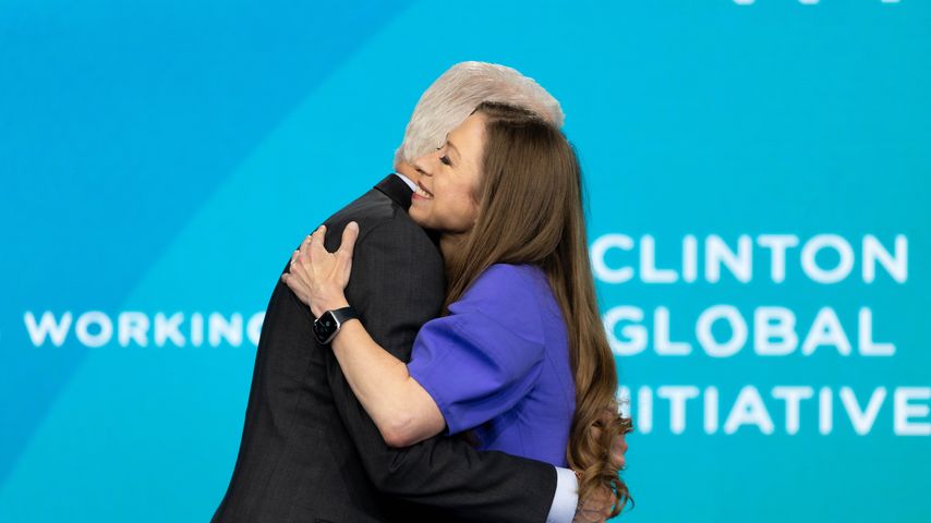 Bill Clinton und Tochter Chelsea Clinton im September 2024 in N.Y.
