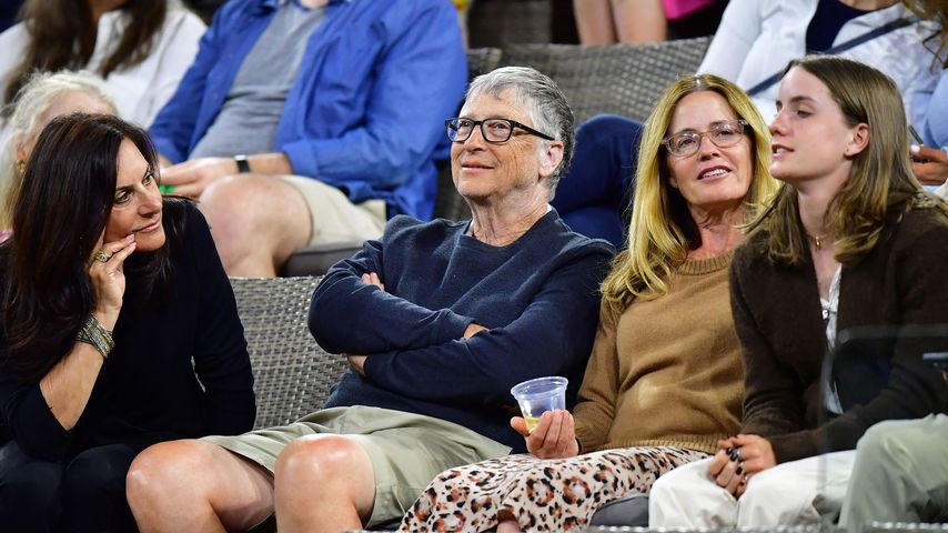 Bill Gates, Elisabeth Shue und eine Unbekannte (links) beim Tennismatch, März 2022