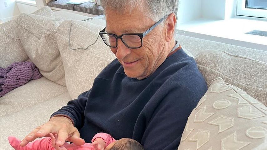 Süß: Bill Gates hält erstmals sein neugeborenes Enkelkind