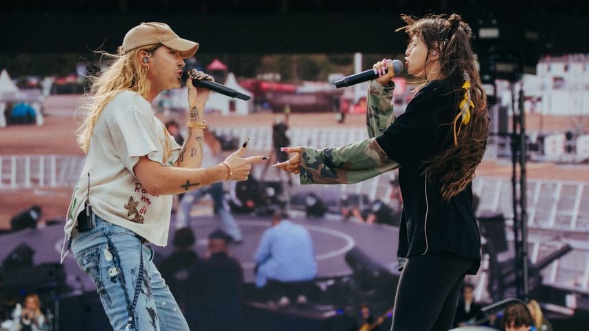 Bill Kaulitz und Nina Chuba stehen gemeinsam auf der Bühne in Hamburg