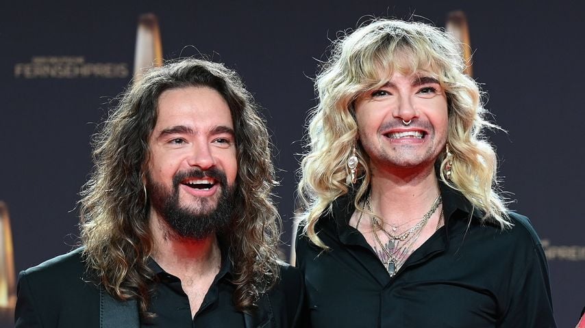 Bill Kaulitz und Tom Kaulitz mit dem Deutschen Fernsehpreis für "Beste Unterhaltung Show" für "That's My Jam" in Köln, 2023