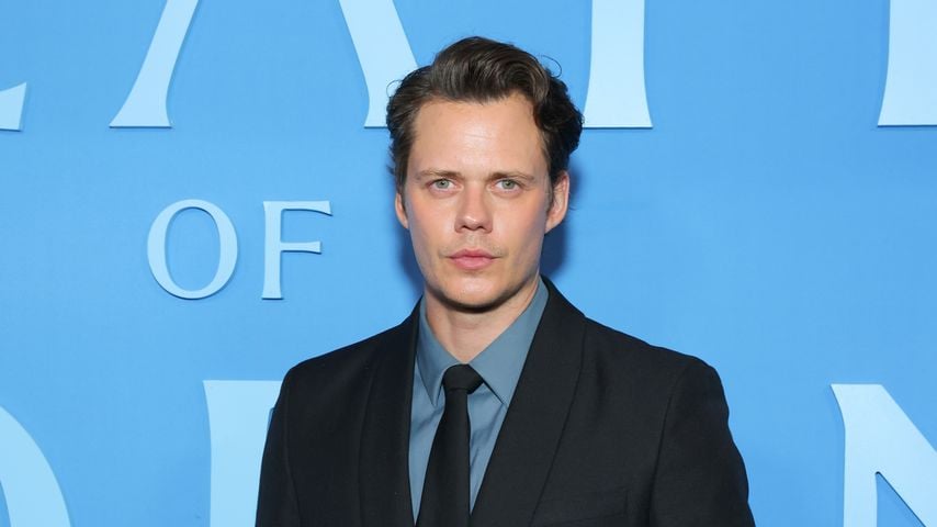 Bill Skarsgård enthüllt den wilden Namen des Familienchats